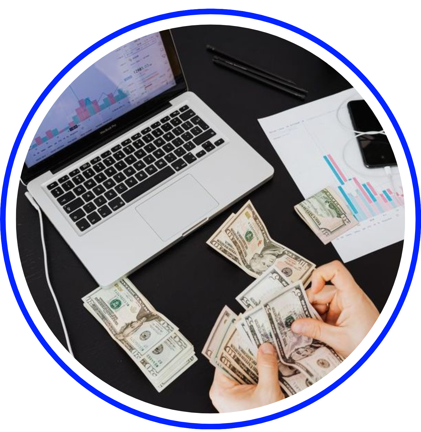 foto dinero y laptop